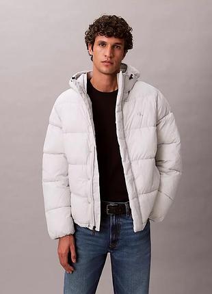 Новий оригінальний чоловічий чорний пуховик calvin klein розмір - м наповнення - sorana