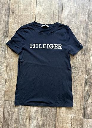 Темно-синя футболка tommy hilfiger з логотипом / розмір xs / стан хороший