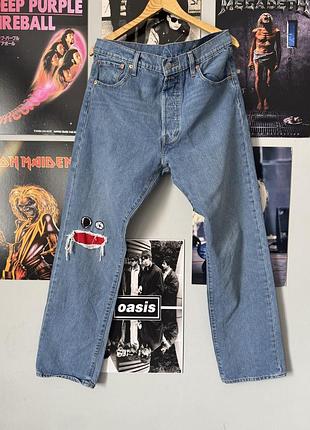 Вінтажні джинси levi’s 501 блакитного кольору з декоративною латкою-смайликом на коліні. y2k / streetwear стиль.