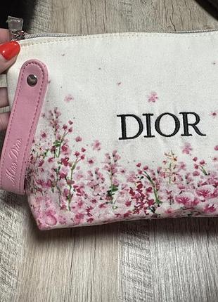 Белая косметичка из текстиля из коллекции miss dior с цветочным принтом и розовым ремешком.ж