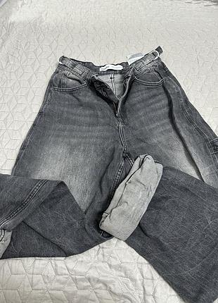 Джинси bershka графітового кольору з високою посадкою,