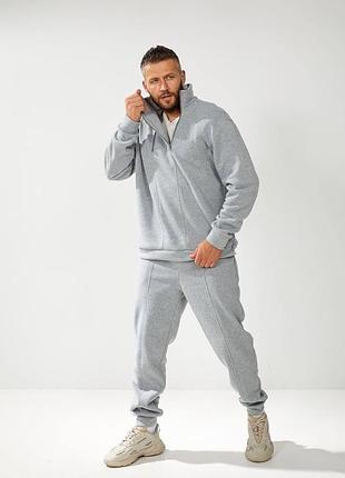 Мужской спортивный костюм