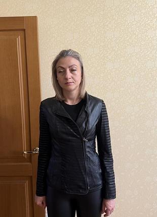 Косуха кожа чорнного кольору
