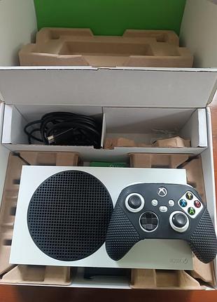 Продам игровую приставку xbox series s.стан отличный.в комплекте кабель для питания самой приставки,та hdmi,также геймпад.