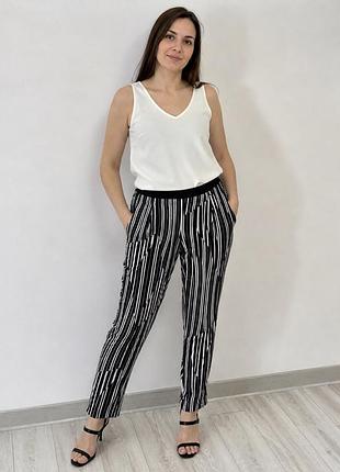 Стильні чорно-білі штани в смужку h&m (xl / eur 42)