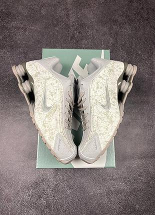 Nike shox r4 flat pewter floral beige