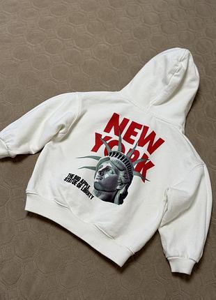 Молочне худі з принтом new york zara