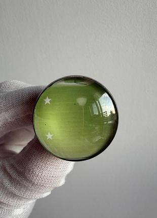 Металева брошка «зелене яблуко із зірочками» 🍏 круглий значок з яблуком