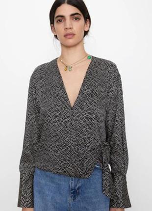 Черная атласная блуза в белый горошек от бренда zara.