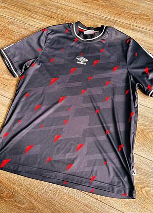 Бомбезна футболка umbro m розміру