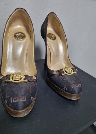 Туфлі versace , оригінал, текстиль у фірмовий принт  : 
розпродаю свій гардероб у зв'язку з переїздом у гірську місцевість. актуально  до 15 вересня