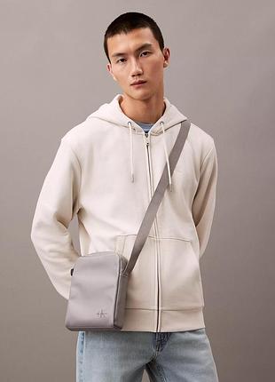 Сумка через плечо от calvin klein с логотипом