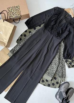Елегантний чорний жіночий комбінезон із довгими рукавами та мереживними вставками у горошок