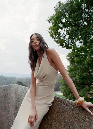 Zara бежева сукня золота деталь на спині xs-s