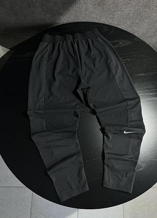 Чорні жіночі спортивні штани nike running shield
