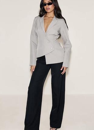Піджак сірий асиметричний на ґудзиках plt prettylittlething
