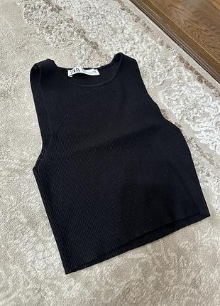 Чорний базовий топ в рубчик zara