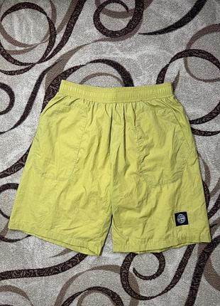 Жовті шорти stone island