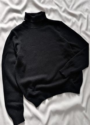 Чорний светр з високим горлом зі 100% вовни uniqlo