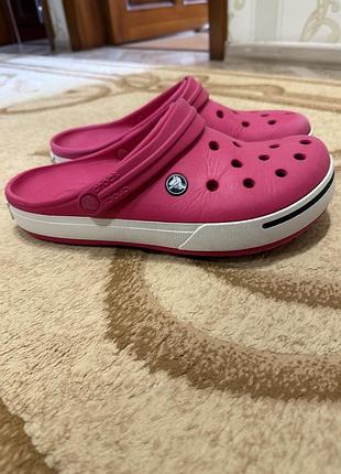 Crocs  сабо m8 / w10 на взутті  відповідає європейському розміру 41–42 (український 40–41), який розрахований на довжину стопи приблизно 25,5–26,0 см