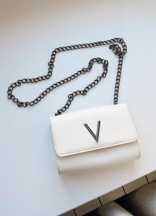 Белая женская сумка-кроссбоди на цепочке с металлическим логотипом divina valentino bags