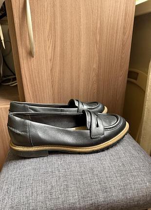 Чорні класичні туфлі шкіряні лофери clarks griffin milly у класичному стилі пенні-лоферів на стопу від 23-23,5 см із зубчастою тракторною підошвою