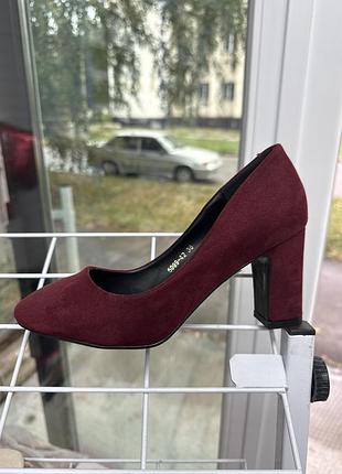 Елегантні замшеві туфлі, зручний невисокий каблук 36