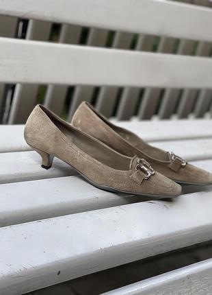 Замшеві вінтажні бежеві туфлі, лофери « kitten heels » prada