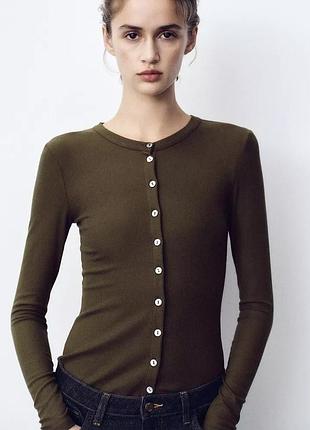 Лонгслів  кольору хакі з ґудзиками zara
✨✨✨✨✨✨✨✨✨✨