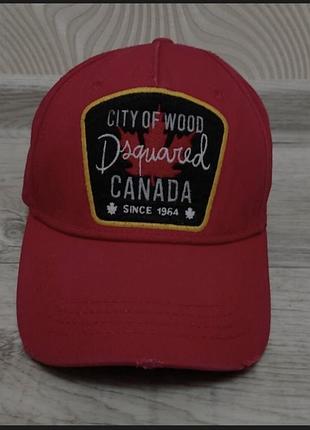 Красная бейсболка бренда dsquared2 с вышитым фирменным патчем «city of wood canada» на передней панели.