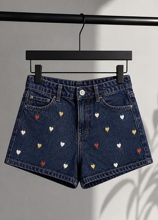Джинсові шорти h&m для дівчинки із вишитими сердечками, 6–7 років (122 см)