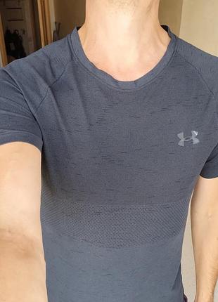 Замечательная мужская спортивная футболка under armour m