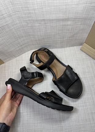Оригінаналтні шкіряні босоніжки clark's