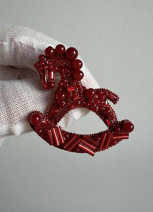 Металева брошка коник «червоний кінь» зі стразами та намистинами
