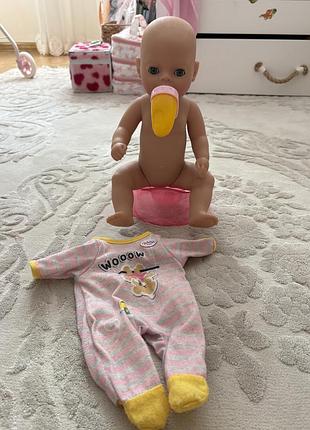 Пупс-лялька бренду zapf creation із серії baby born, що має рухливі ручки та ніжки.