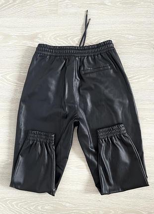 Zara жіночі, нові ошатні штани з еко шкіри з кишенями