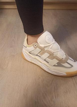 Кросівки жіночі adidas білі