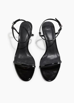 Чорні класичні лаковані босоніжки h&m з низькими підборами kitten heels 38 розміру