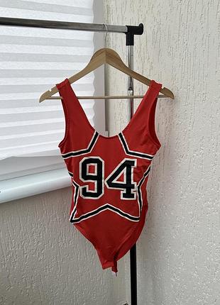 Червоне боді h&m у спортивному стилі з номером 94