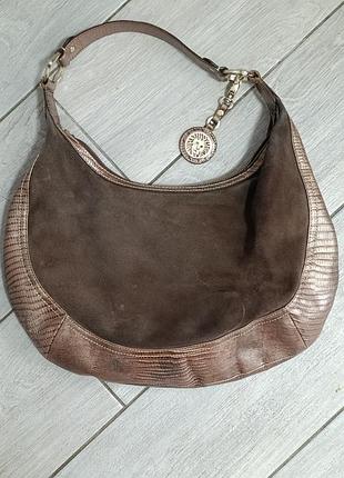 Kоричнева сумка-хобо на плече бренду anne klein.