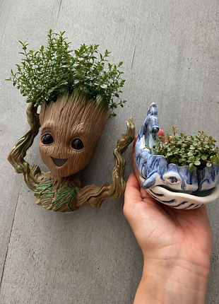 Кашпо для вазонов (подставки для вазонов): в виде малыша грута (baby groot) и керамическое в виде кита