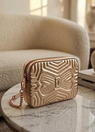 Ted baker sunshine quilted camera bag (rose gold) премиальная кожаная сумка - кроссбоди розовое золото из лого бренда