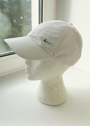 Белоснежная кепка nike metal logo