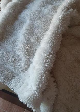 Классное покрывало из искусственного меха на подкладке. швейцария.