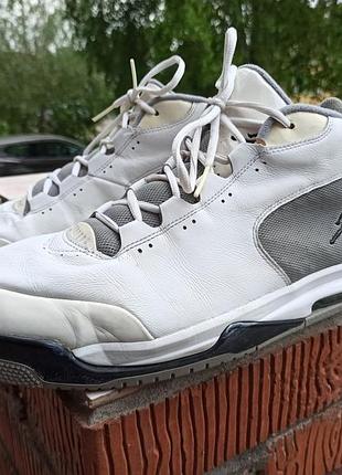 Кожаные кроссовки jordan — стильная и комфортная модель для повседневной носки и занятий спортом в демисезонный период (весна/осень).