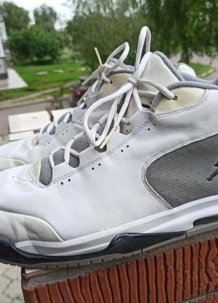 Кожаные кроссовки jordan — стильная и комфортная модель для повседневной носки и занятий спортом в демисезонный период (весна/осень).