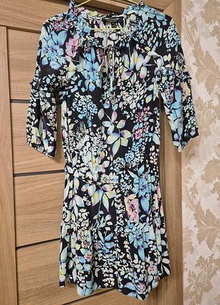 Сукня в квітах juicy couture в руках розмір xs