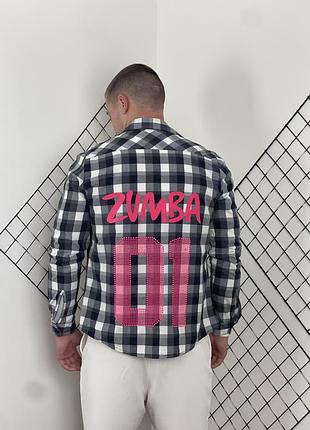 Сіра мʼяка сорочка zumba wear в клітинку та великим принтом на спині