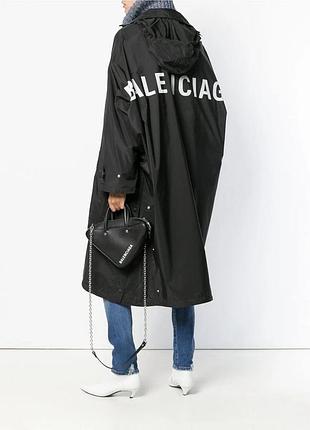 Черный оверсайз-дождевик balenciaga opera raincoat с надписью на спине.