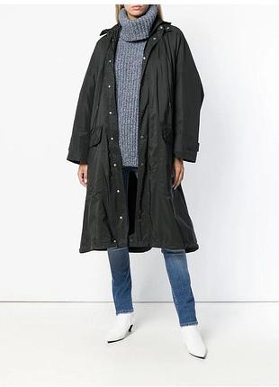 Черный оверсайз-дождевик с надписью на спине.